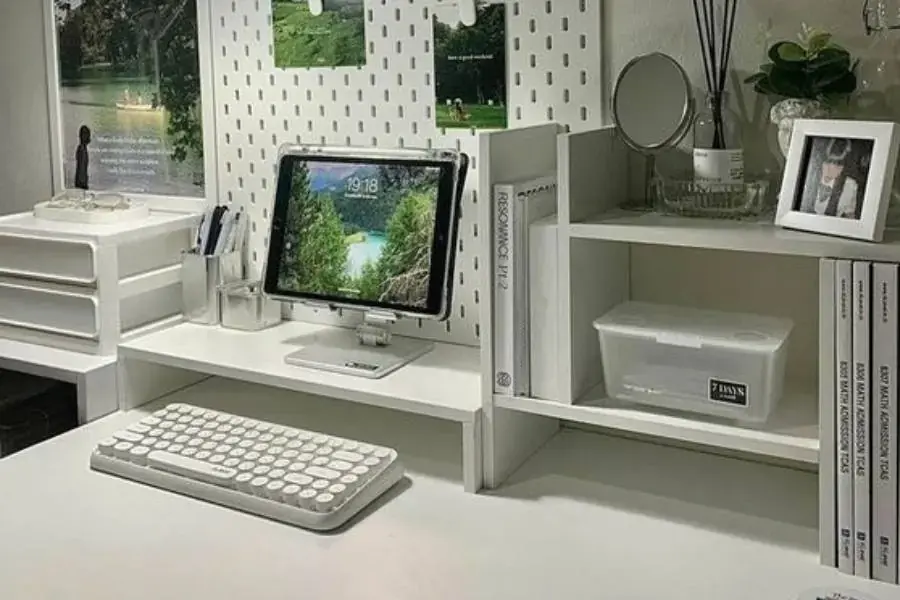 Sử dụng các loại kệ nhỏ giúp bàn học trông gọn gàng hơn