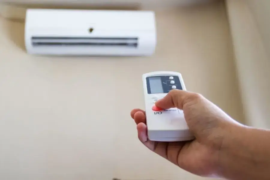 Dễ dàng điều chỉnh nhiệt độ từ xa khi lắp máy lạnh trên cao (Nguồn: https://lh3.googleusercontent.com/)