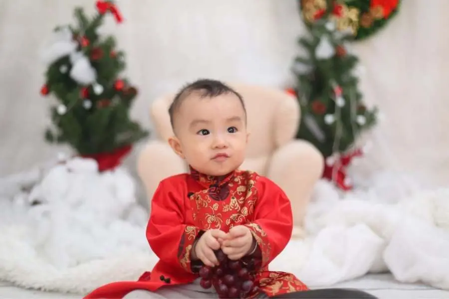 Concept Giáng Sinh đầu tiên làm nổi bật sự hồn nhiên và ngọt ngào của bé.