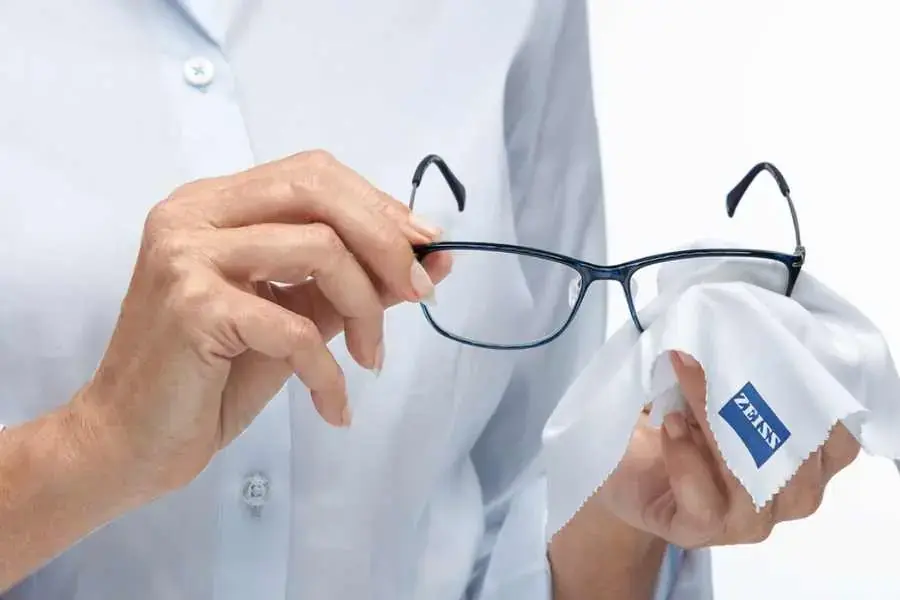 Dung dịch vệ sinh kính Zeiss làm sạch kính cận hiệu quả