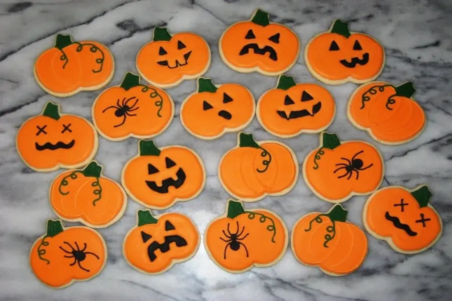 Bánh quy chocolate chip Halloween mang đến nhiều hình dạng bánh khác nhau.