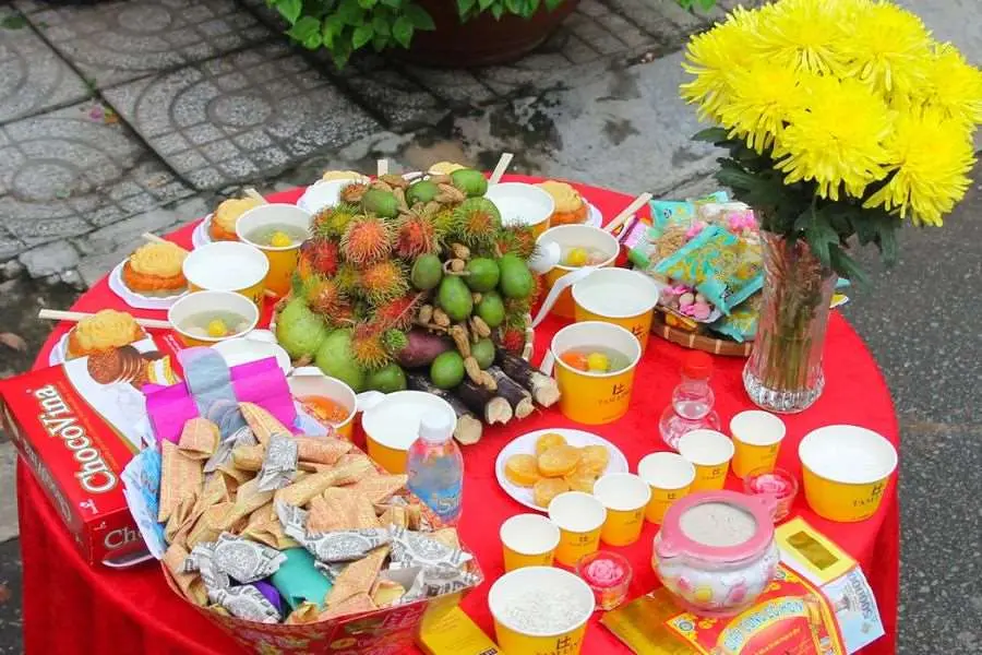Nên cúng cô hồn vào khoảng từ 17 - 19 giờ tối.