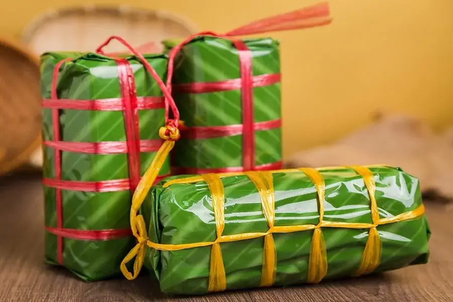 Chả lụa được buộc dây để treo ở nhiệt độ phòng