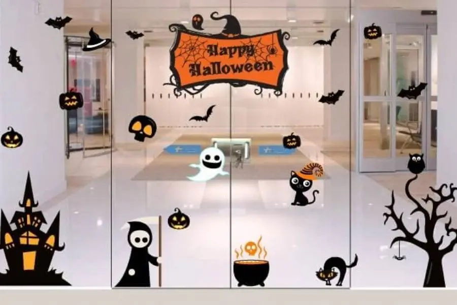 Giấy decal là một ý tưởng trang trí Halloween lớp mầm non.