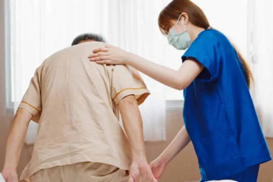 Dịch vụ chăm sóc người bệnh giúp phát hiện kịp thời những tình huống nguy hiểm