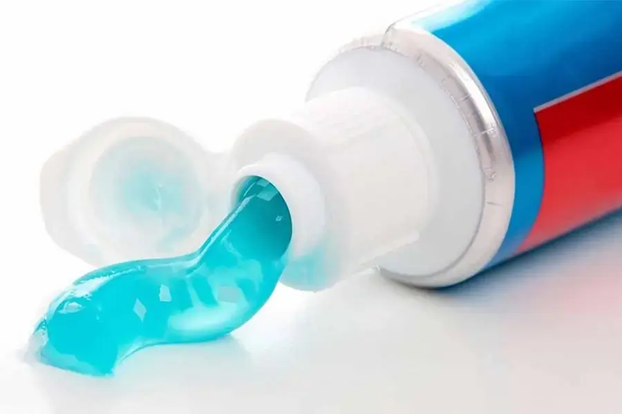 Kem đánh răng là mẹo vặt gia đình giúp bề mặt tủ lạnh sáng bóng (Nguồn: Doctors24h.vn)
