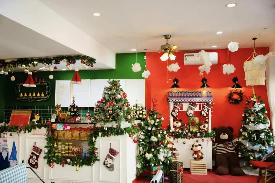 Đến với GRANDPA coffee & tea, bạn sẽ được hòa mình vào không khí của buổi tiệc sôi động với các giai điệu Noel quen thuộc.