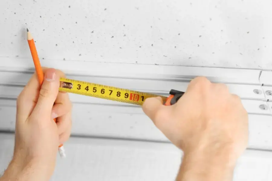 Xác định vị trí cần treo màn cửa và khoan cố định 