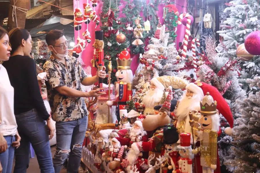 Một địa điểm chụp hình Giáng Sinh ở tphcm lý tưởng là đường Hải Thượng Lãn Ông.