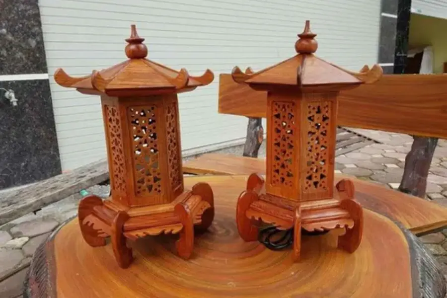 Đèn thờ gỗ tạo nên vẻ trang nghiêm cho phòng thờ