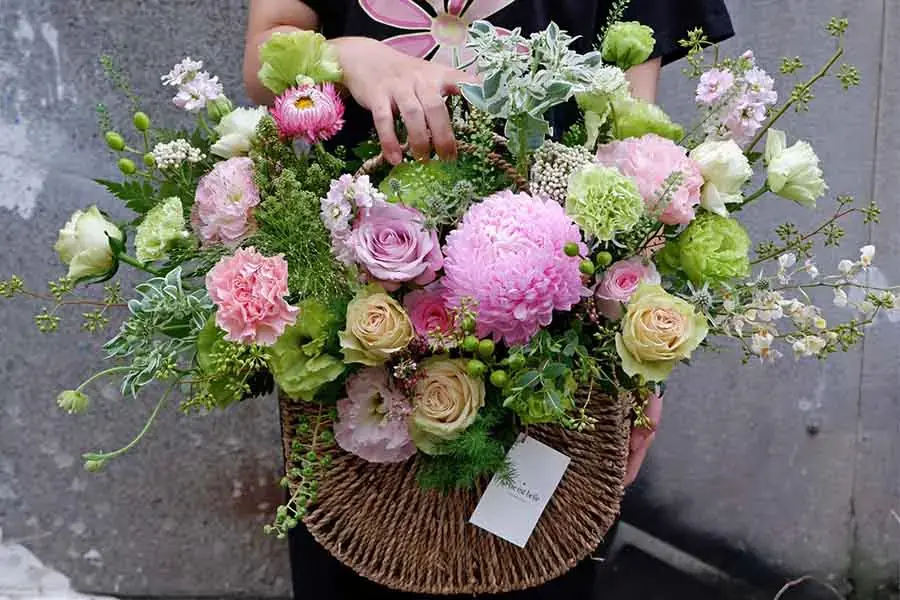 Kết hợp màu xanh và hồng tạo ra một giỏ hoa cực kỳ mát mắt.