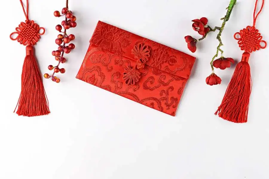 Trang trí tết ngoài trời với phong bì lì xì.