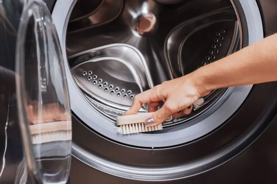Vệ sinh kỹ phần gioăng cửa máy giặt.