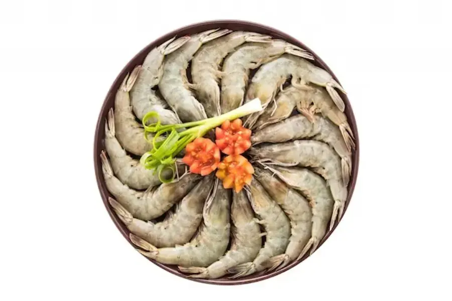 Trang trí tôm trên đĩa tròn đẹp mắt