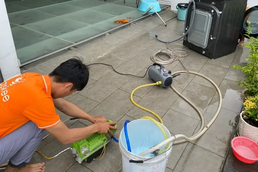Nhân viên thực hiện bơm gas cho máy lạnh.