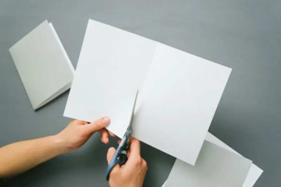 Phác hình cửa sổ trên vỏ hộp rồi dùng kéo cắt theo các đường đó.