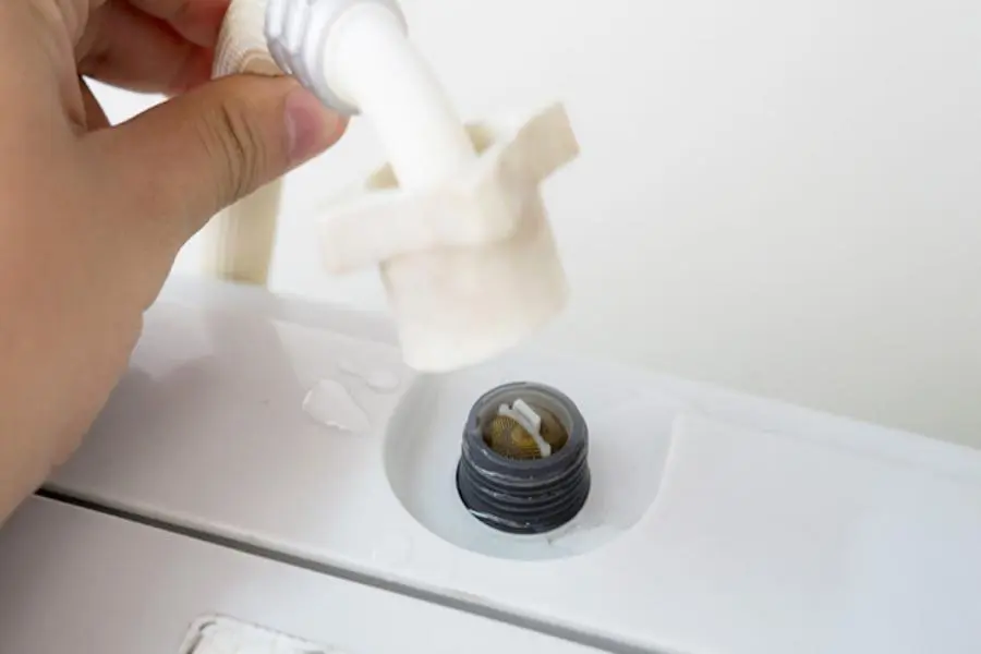 Van cấp nước có vấn đề khiến máy giặt không nhận đủ nước và báo lỗi E10.