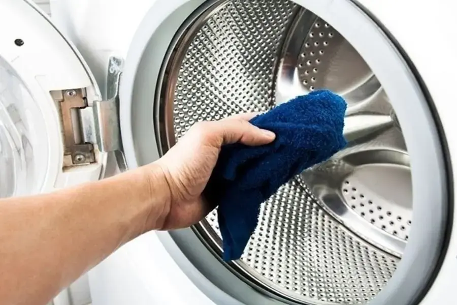 Vệ sinh máy giặt bằng khăn mềm