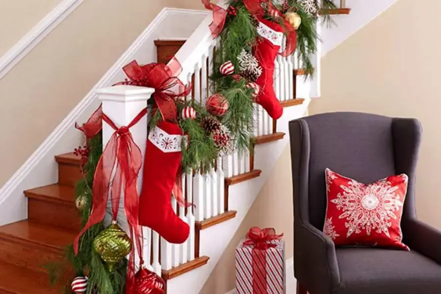 Ý tưởng trang trí Noel tại nhà cho khu vực cầu thang với những chiếc ủng với trái châu bắt mắt. 