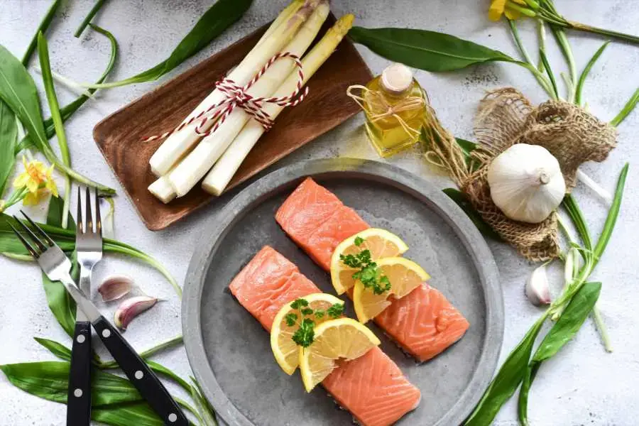 Cá hồi là nguồn cung cấp omega-3 dồi dào cho giúp hỗ trợ phát triển trí não.