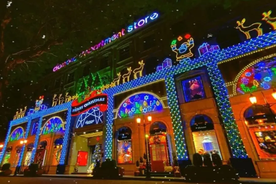 Diamond Plaza là một trong những địa điểm chụp hình Giáng Sinh ở TPHCM tuyệt đẹp.