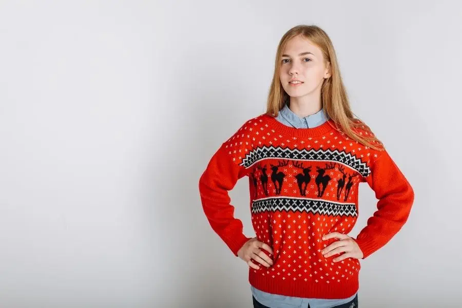 Mặc áo len đỏ tạo điểm ấn trong ngày Noel.