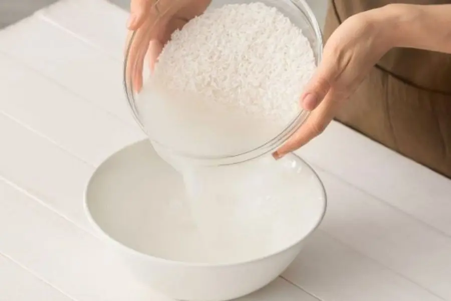 Nước vo gạo cũng có thể giúp làm sáng bạc.