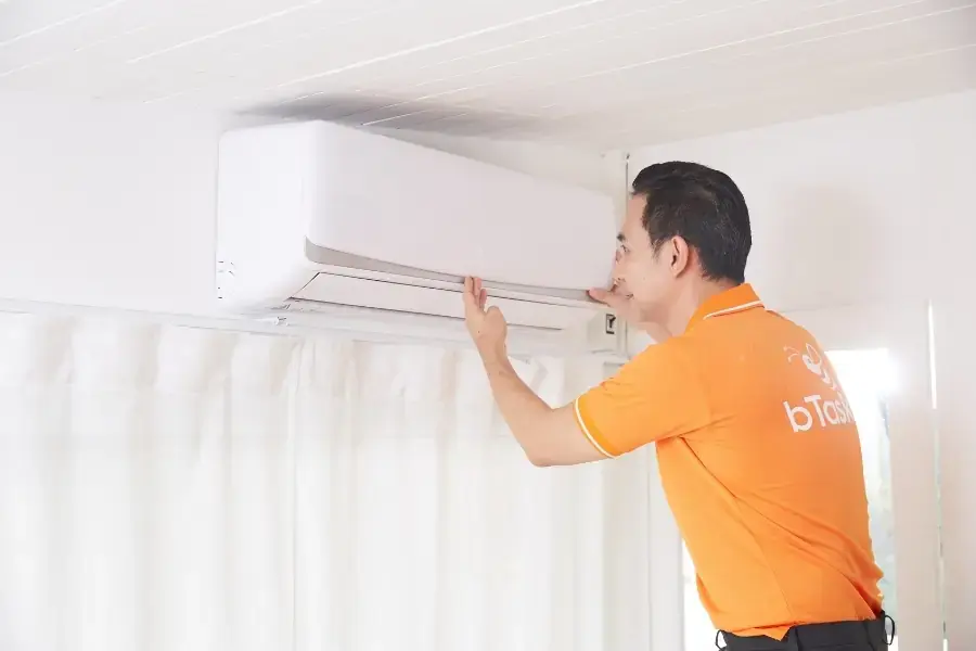 Tasker sẽ kiểm tra tổng quan tình trạng của máy lạnh trước khi vệ sinh. 