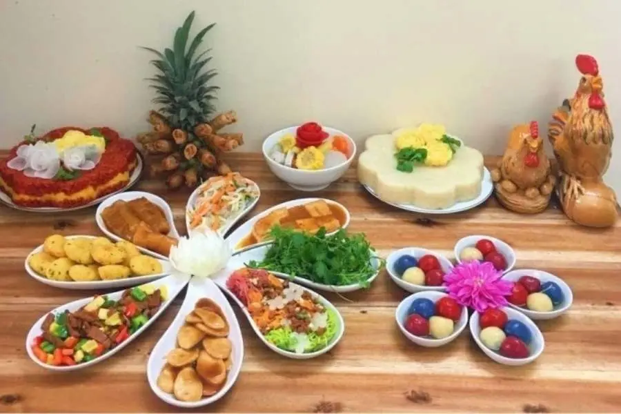 Mâm cúng gia tiên miền Trung cũng có đầy đủ các món ăn như: Cải chíp luộc, sườn, tôm nõn,....