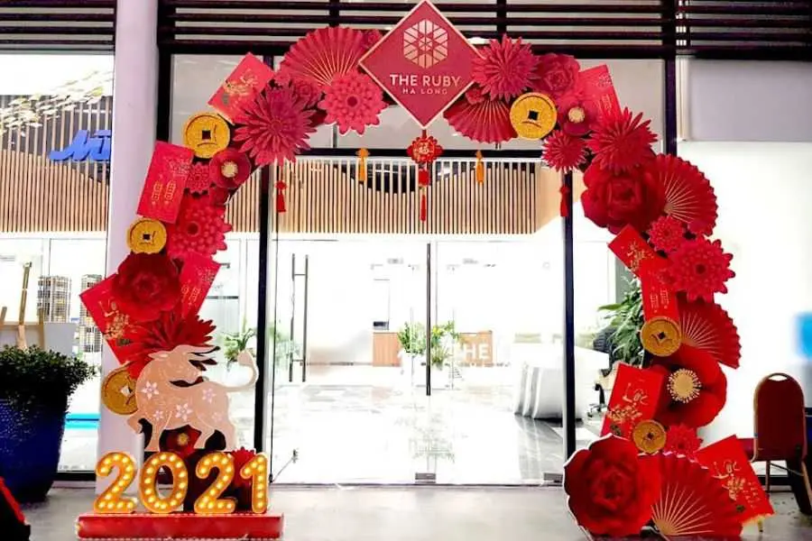 Trước cửa ra vào được thiết kế một chiếc cổng rất tỉ mỉ với màu đỏ may mắn.