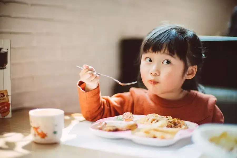 Để trẻ tự tập ăn 