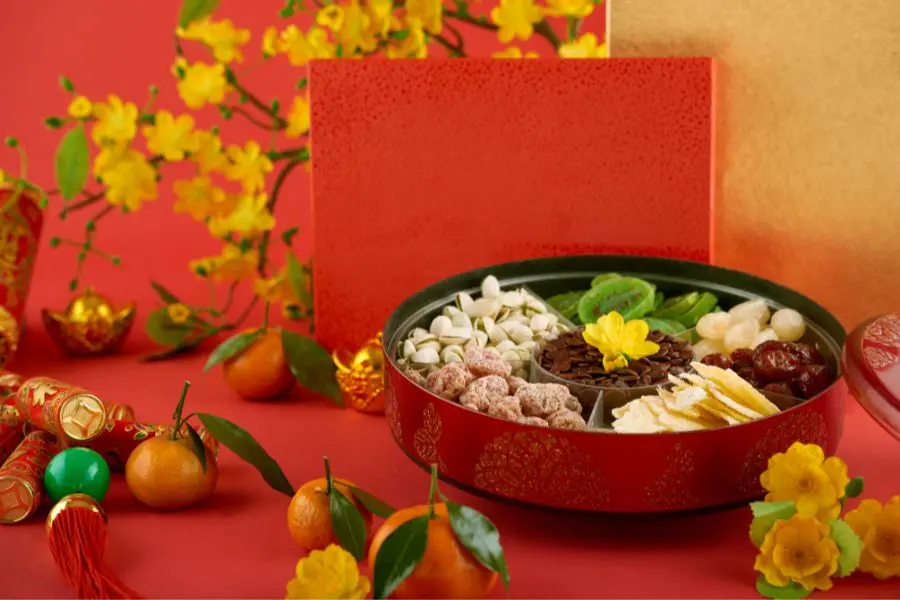 Mâm bánh kẹo ngày Tết có ý nghĩa mong cầu năm mới nhiều niềm vui, may mắn.