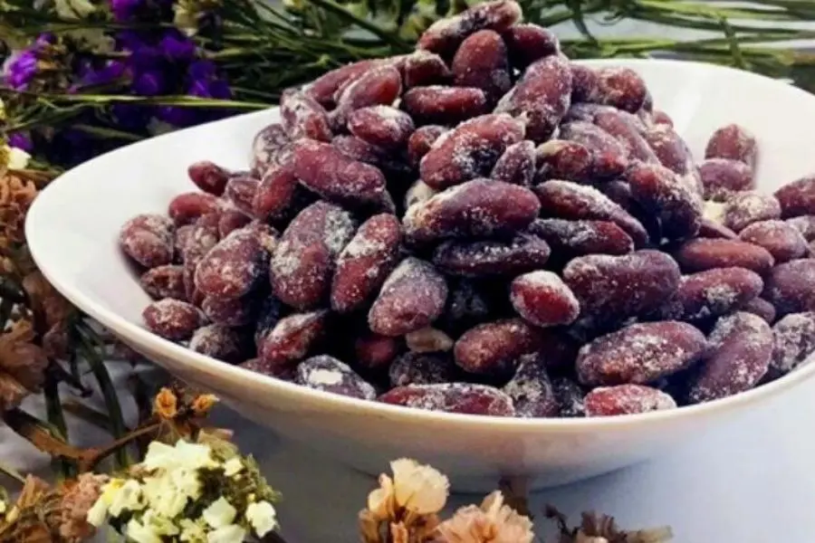 Mứt đậu đỏ có thể dùng để ăn trực tiếp, ăn kèm với chè, hoặc sử dụng để làm bánh.