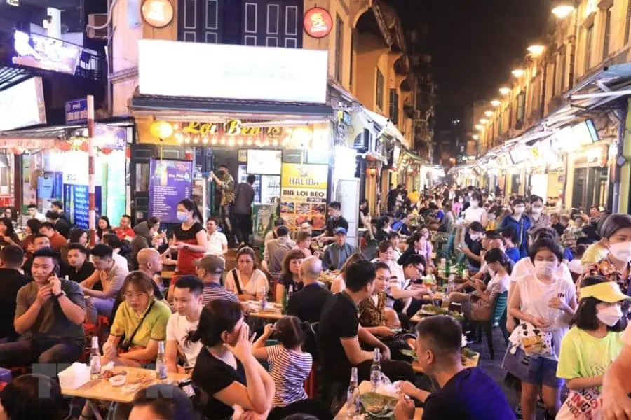 Phố bia Tạ Hiện về đêm là thời điểm đông đúc khách nhất.