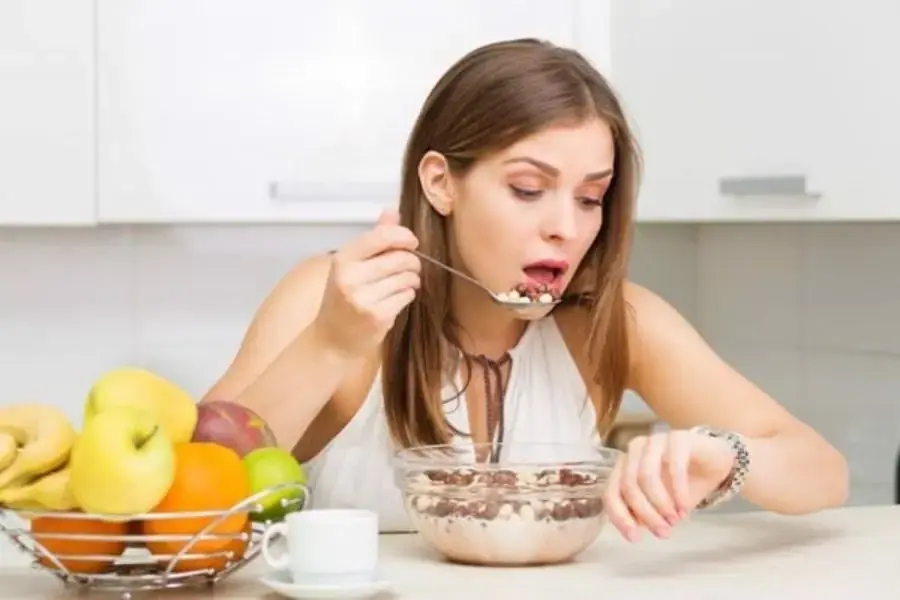 Tuân thủ nguyên tắc ăn chậm nhai kỹ khi giảm cân.