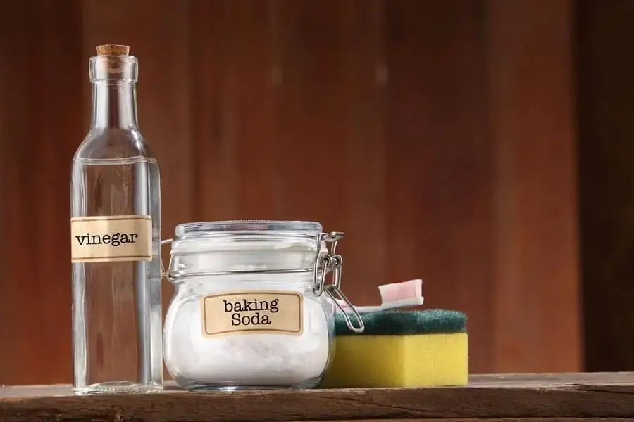 Baking soda và giấm là cách làm sạch nhà tắm rất hiệu quả (nguồn: VinID)