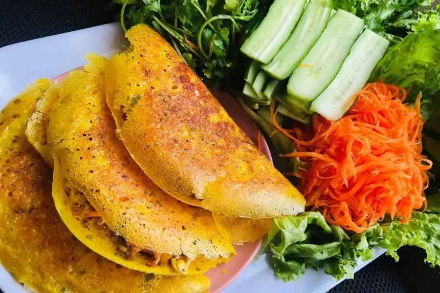 Bánh xèo là món ăn thơm ngon, giòn rụm và thanh mát