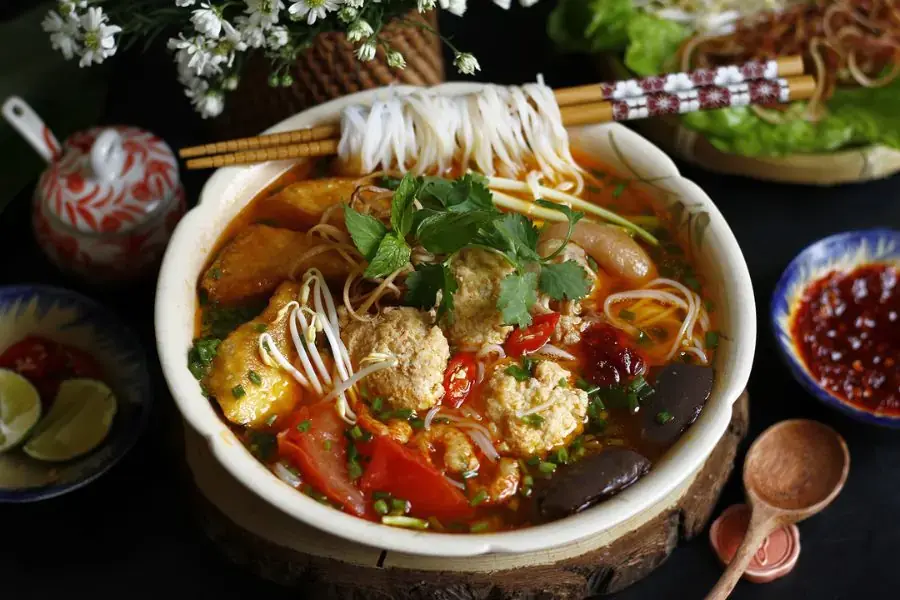 1 tô bún riêu bao nhiêu calo: khoảng 530 calo.