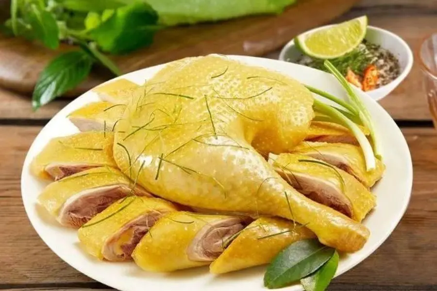 Gà luộc có màu vàng ươm tượng trưng cho sự thịnh vượng.