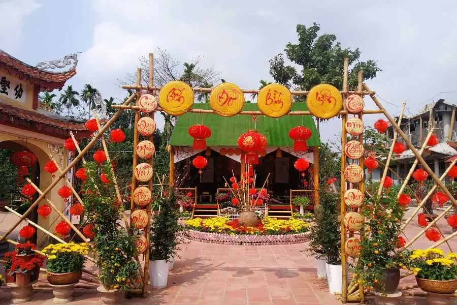 Chọn những gam màu rực rỡ để trang trí cổng ngày Tết