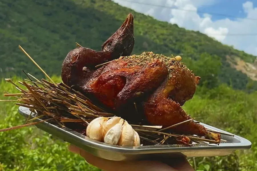 Món gà đốt Tri Tôn thơm nức mũi và vàng giòn