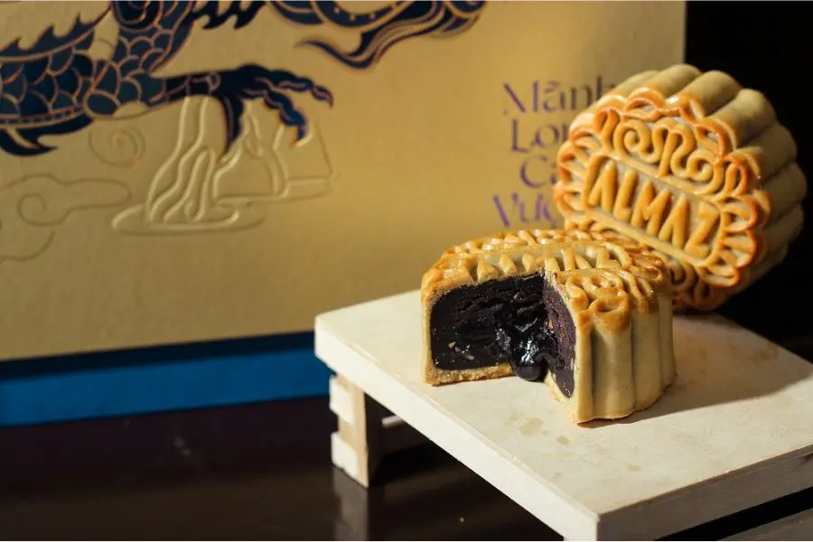 Bánh trung thu Almaz được làm trong khoảng 20 tiếng đồng hồ.