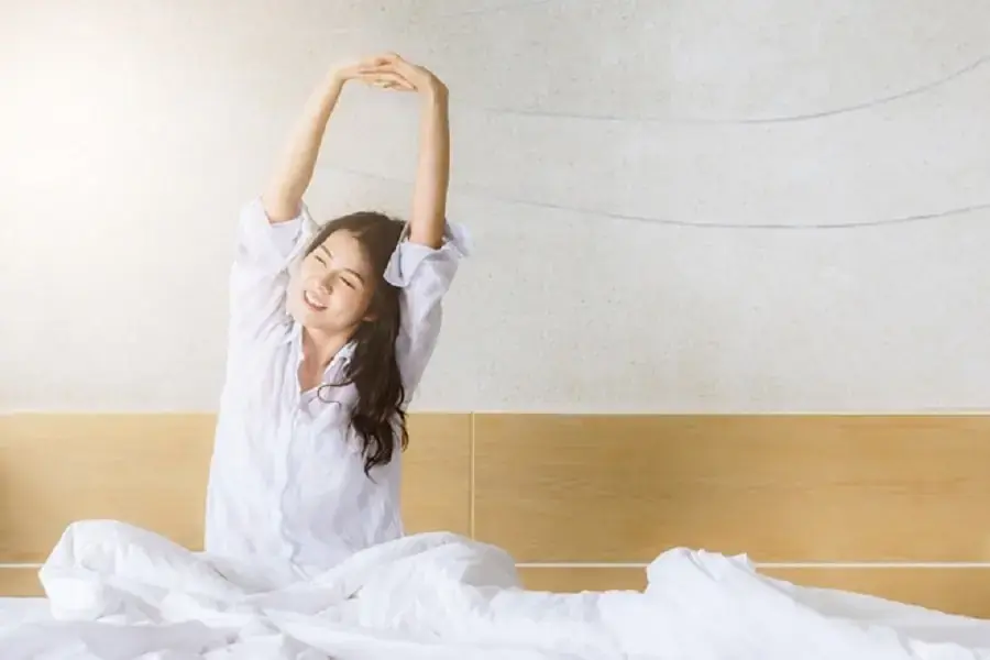 Vừa mở máy lạnh vừa mở quạt không ảnh hưởng đến sức khỏe (Hình ảnh: Okezone)