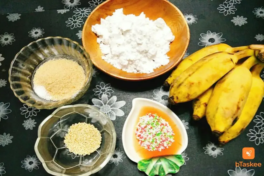 Nguyên liệu làm bánh chuối chiên: bột mì, bột gạo, chuối sứ, bột nghệ,...