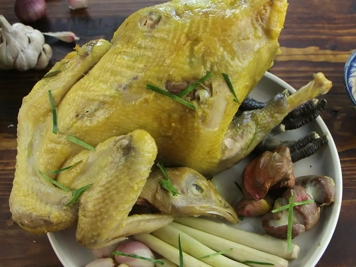 Nên để thêm vài lá chanh cắt sợi để thịt gà thơm ngon hơn