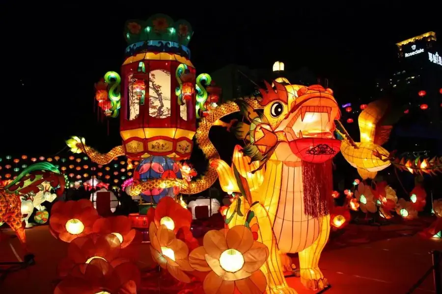 Những mô hình đèn lồng ấn tượng diễu hành trên đường phố.
