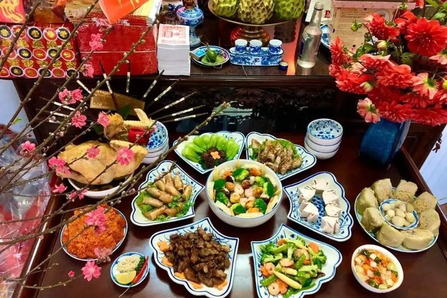 Mâm cơm cúng.