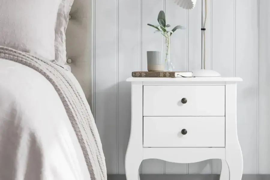 Tab đầu giường nhỏ có đường nét khỏe khoắn, vuông vắn