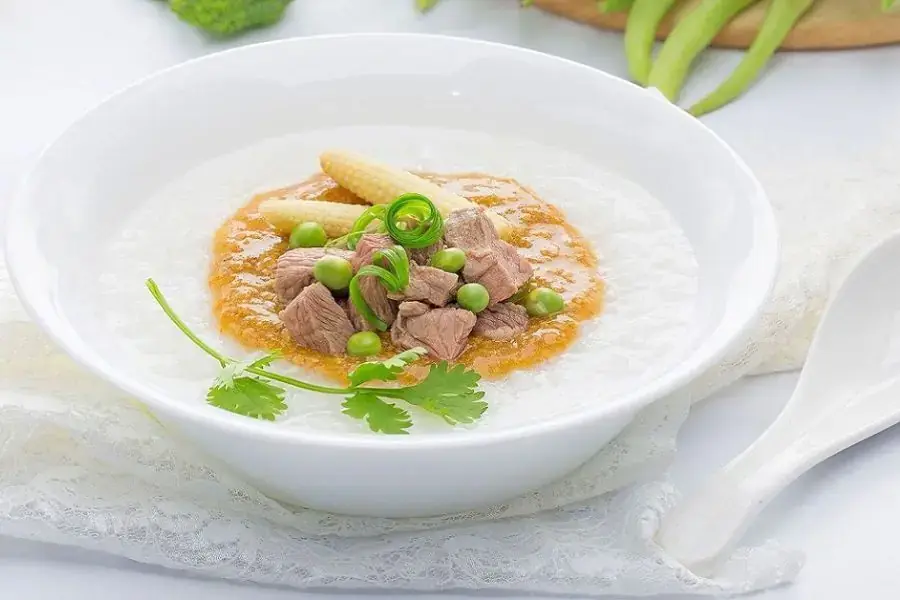 Cháo thịt bò giúp bé đổi vị cho bữa ăn trong tuần.