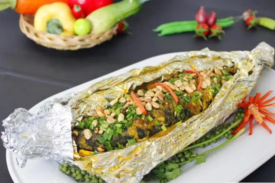 Cá bò nướng giấy bạc béo ngậy